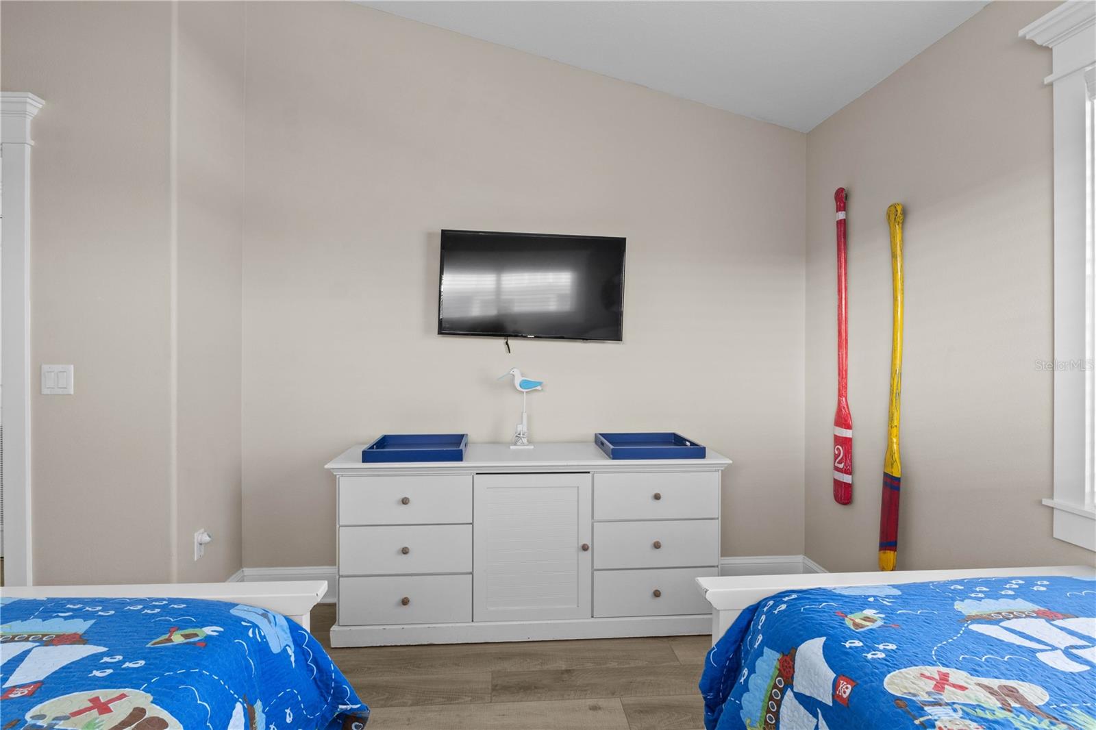 6906 HOLMES BLVD - Residential