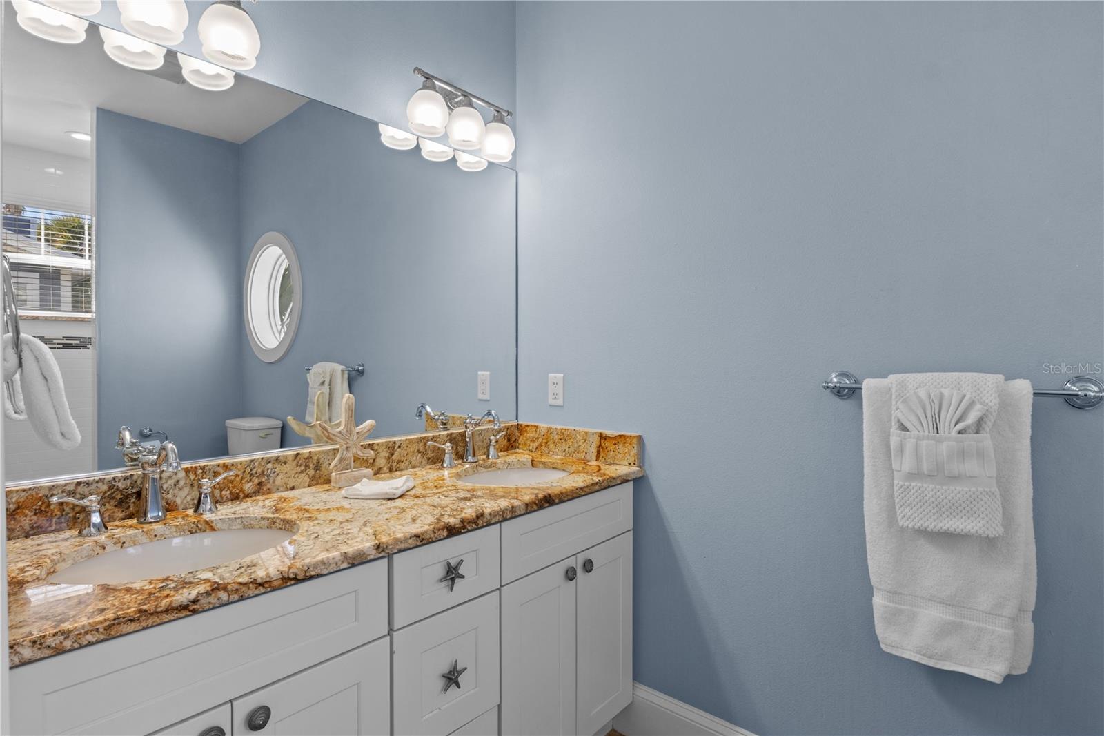 6906 HOLMES BLVD - Residential