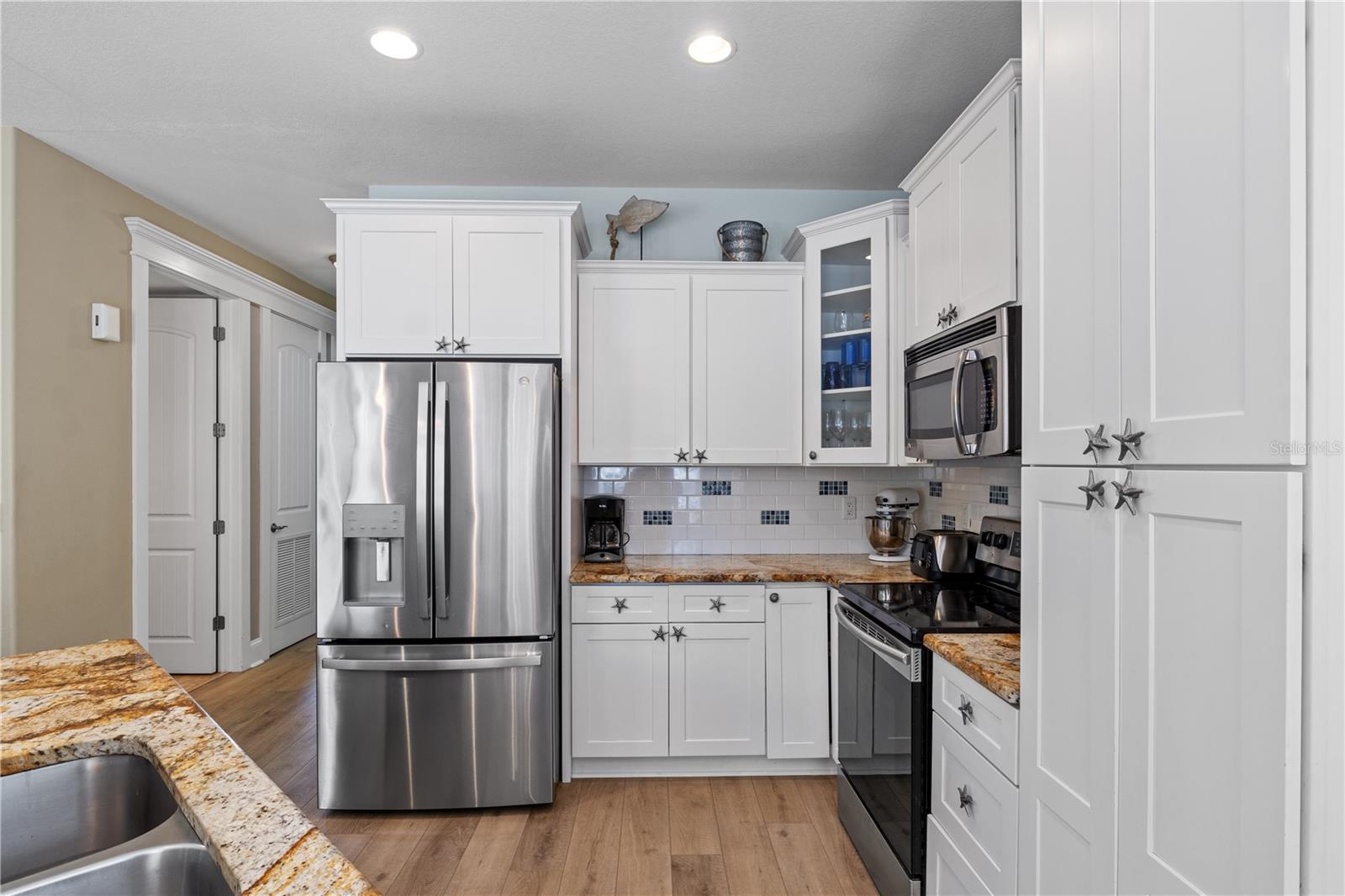 6906 HOLMES BLVD - Residential