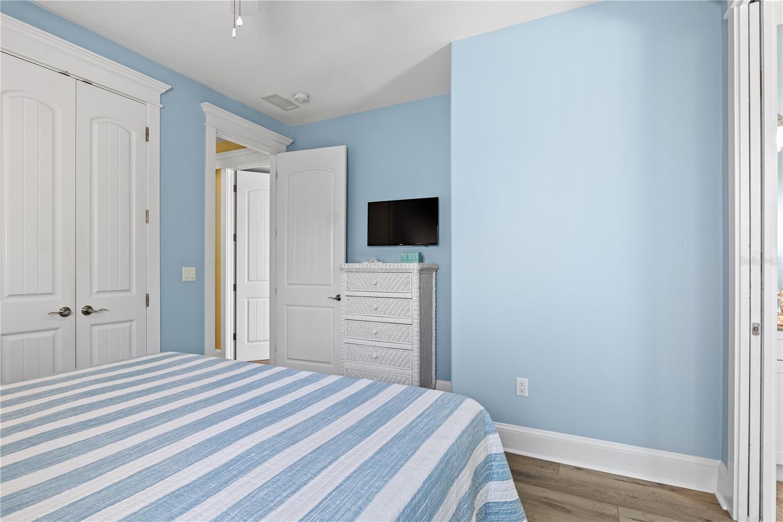 6906 HOLMES BLVD - Residential