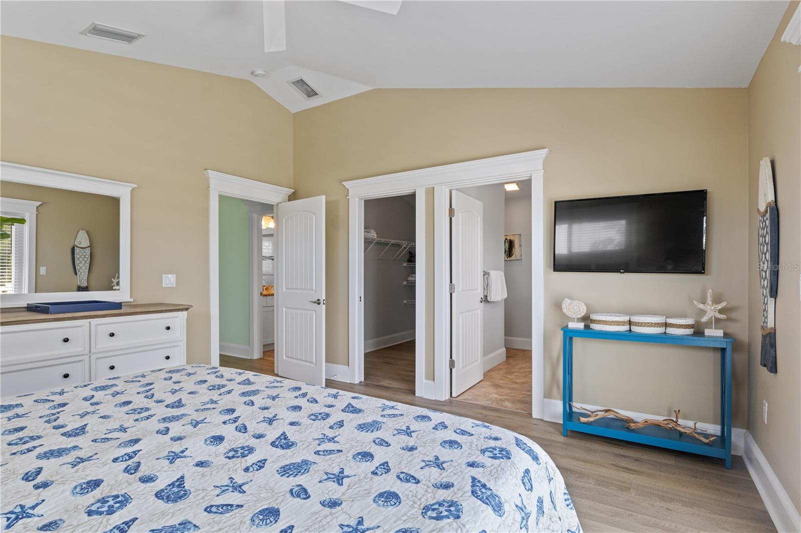 6906 HOLMES BLVD - Residential