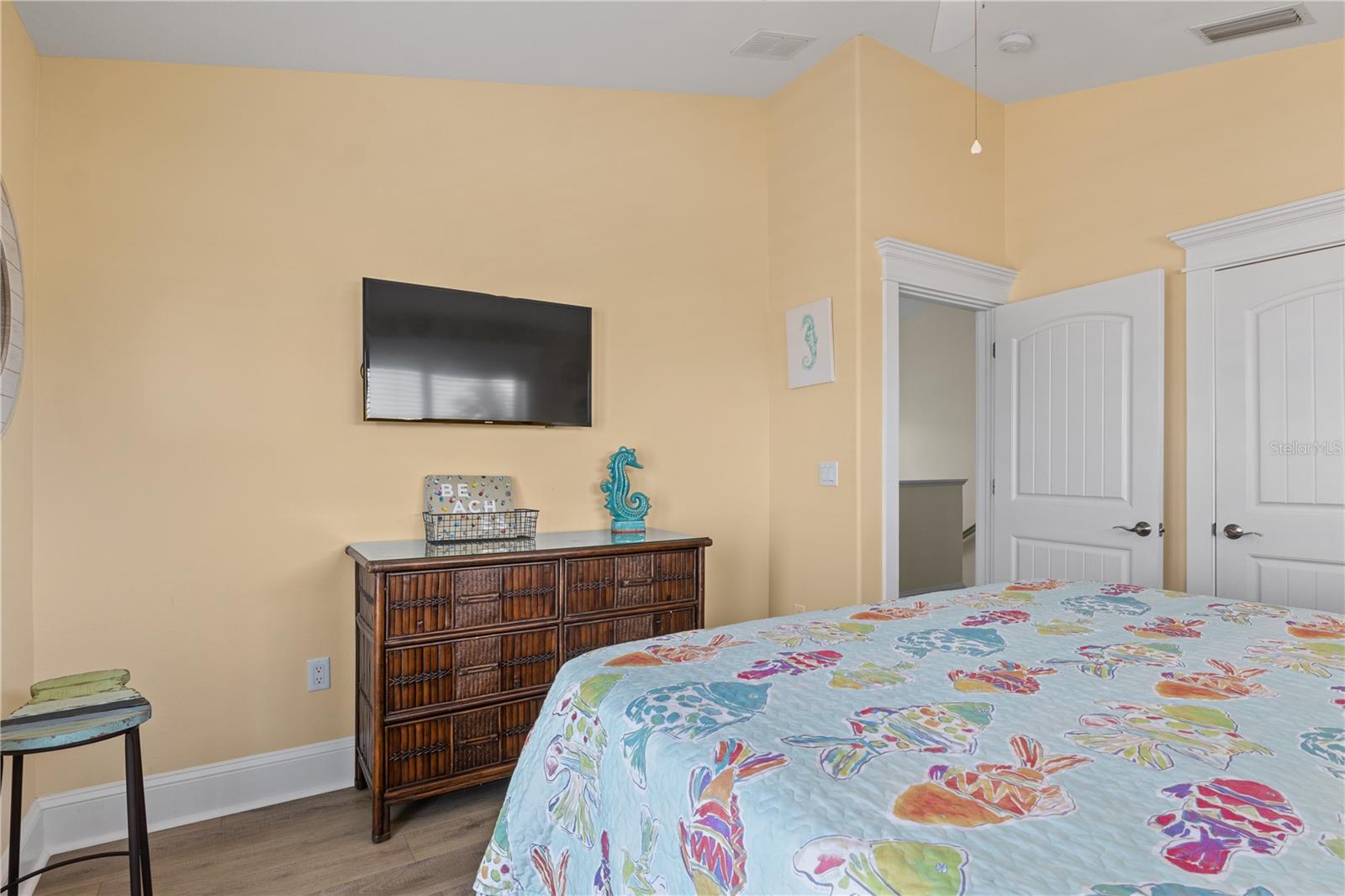 6906 HOLMES BLVD - Residential