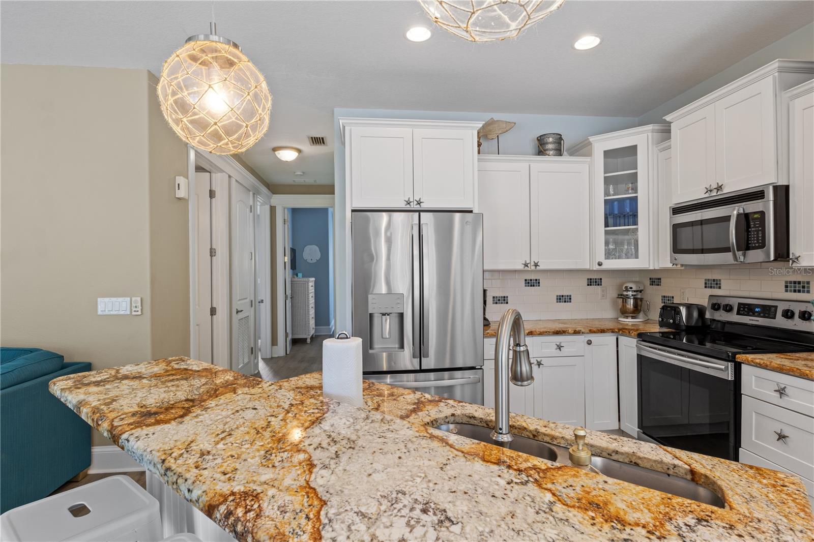 6906 HOLMES BLVD - Residential