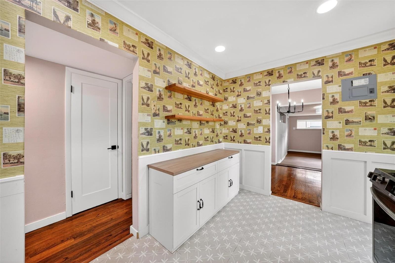 QUEEN ACRES - Residential