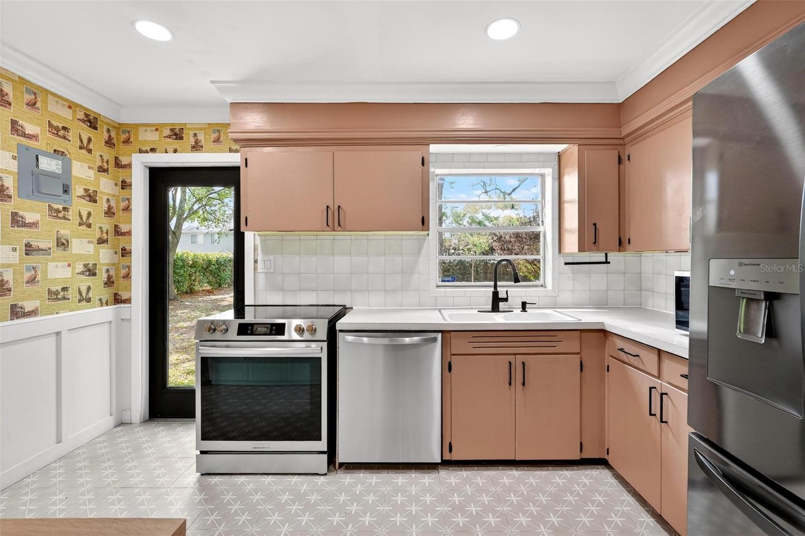 QUEEN ACRES - Residential