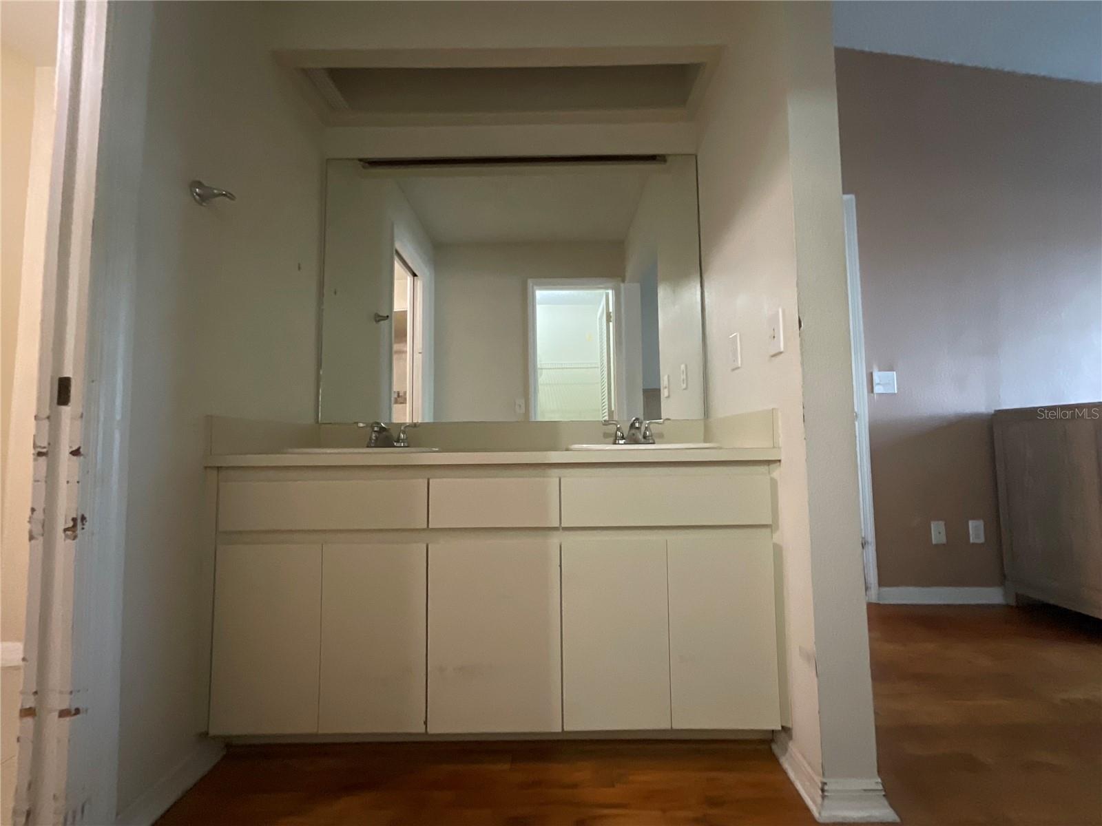 CAMBRIDGE ON GREEN - Residential