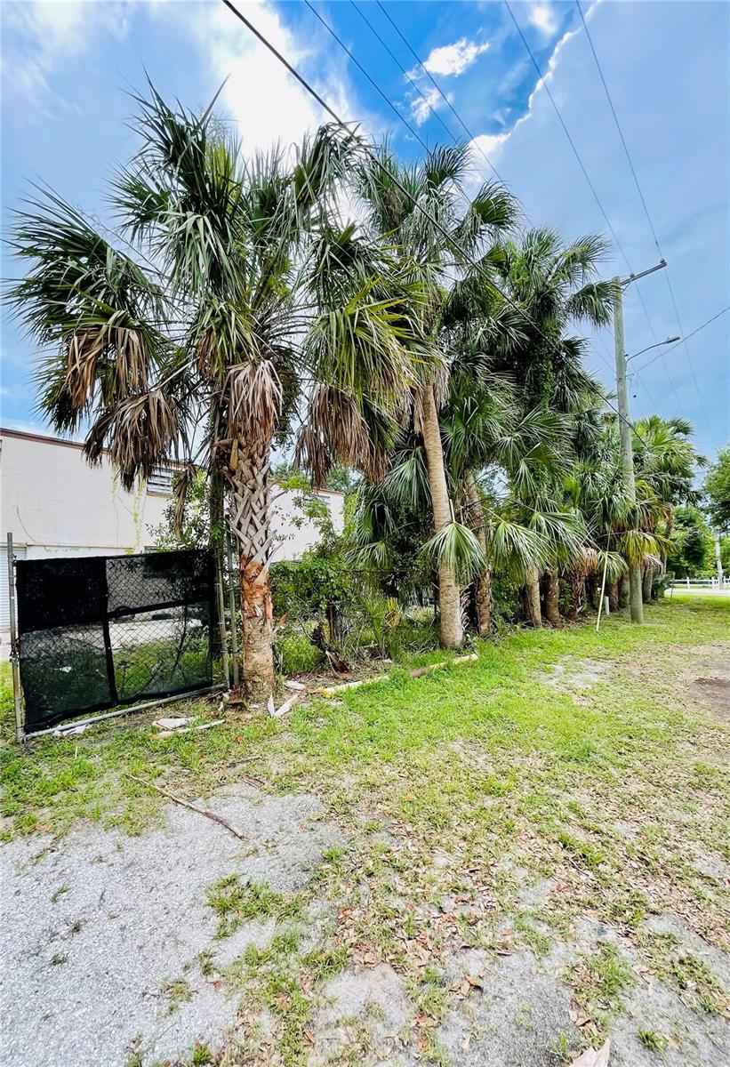 Prime industrial lease opportunity in the heart of Tampa, just minutes from Tampa International Airport and major highways for unbeatable accessibility. This 4,200 sq ft two-story warehouse features a private gated entrance with dedicated yard space, ideal for landscapers, HVAC companies, contractors, or any service-based business needing storage and secure outdoor access.
Includes an interior bathroom and flexible open layout. While the interior needs some TLC, it’s a great value at $9.00/SF NNN.
Zoned for a variety of commercial uses. Available immediately.