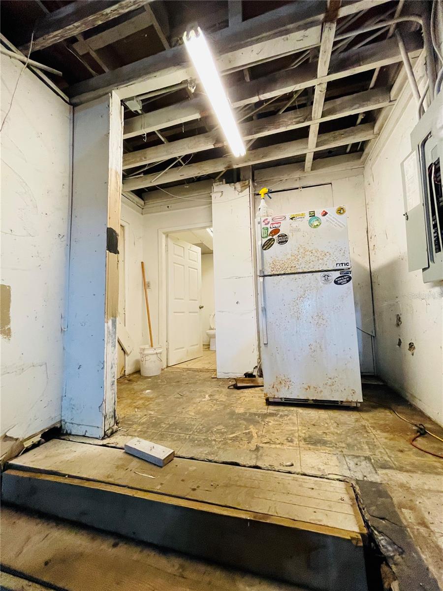DREW PARK RE OF - Commercial Lease