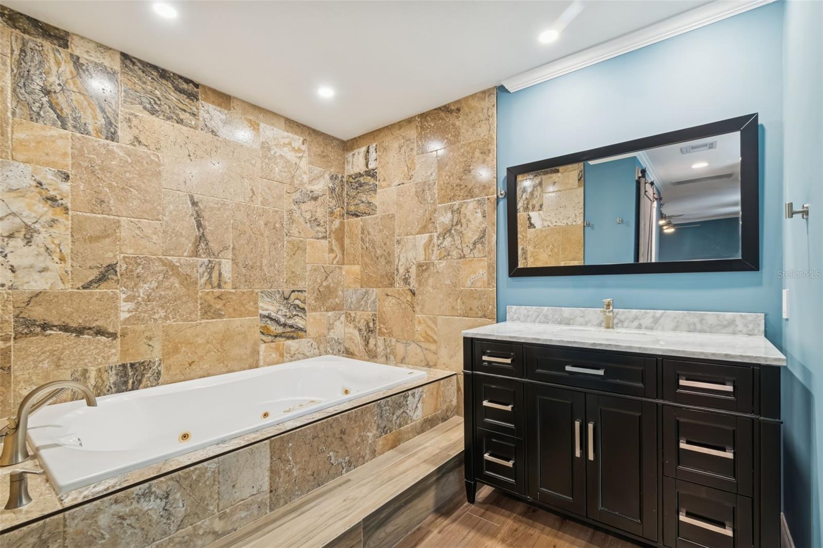 COUNTRY GENTLEMEN ACRES - Residential