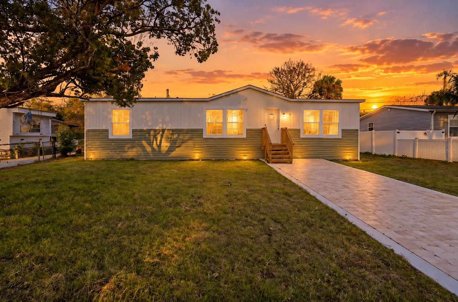 1913 WOODCREST DRIVE