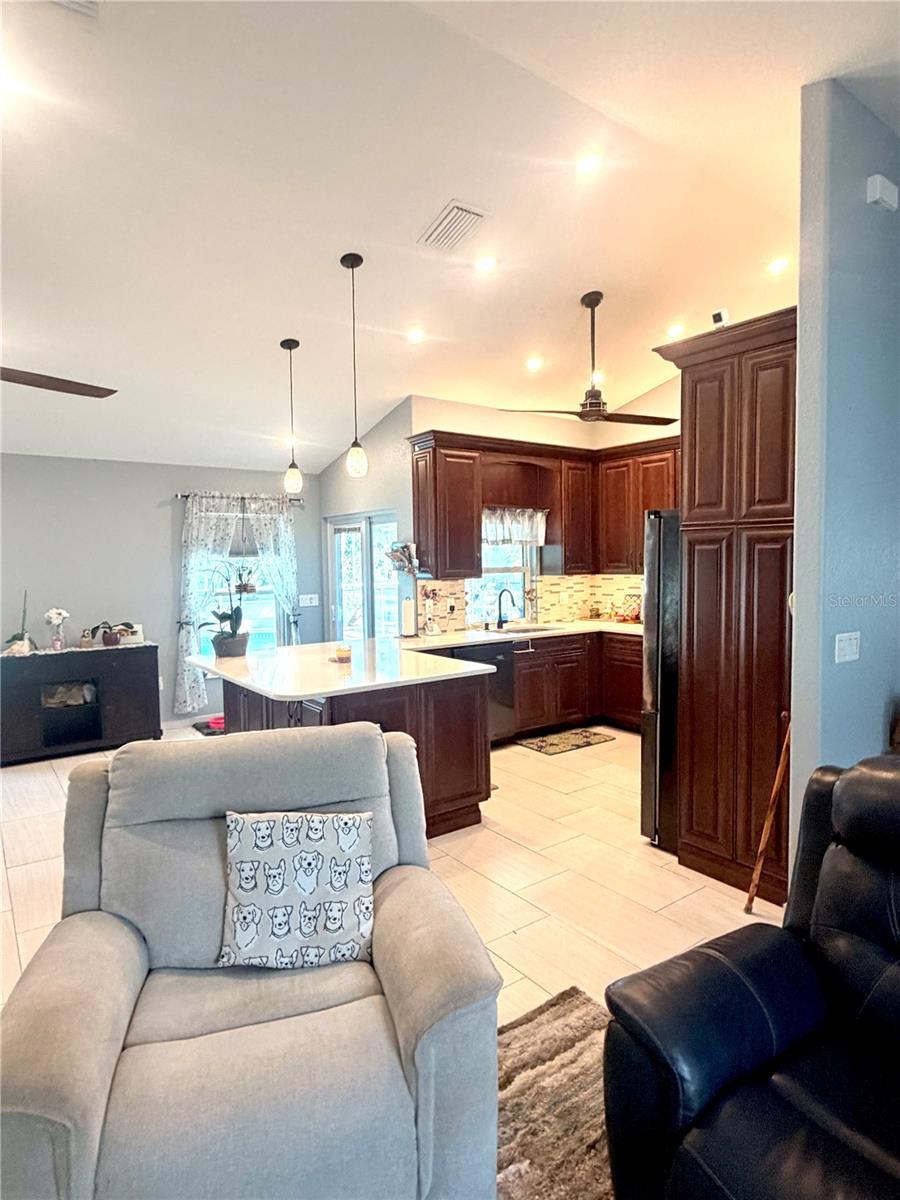 1521 FOXCROFT DRIVE W