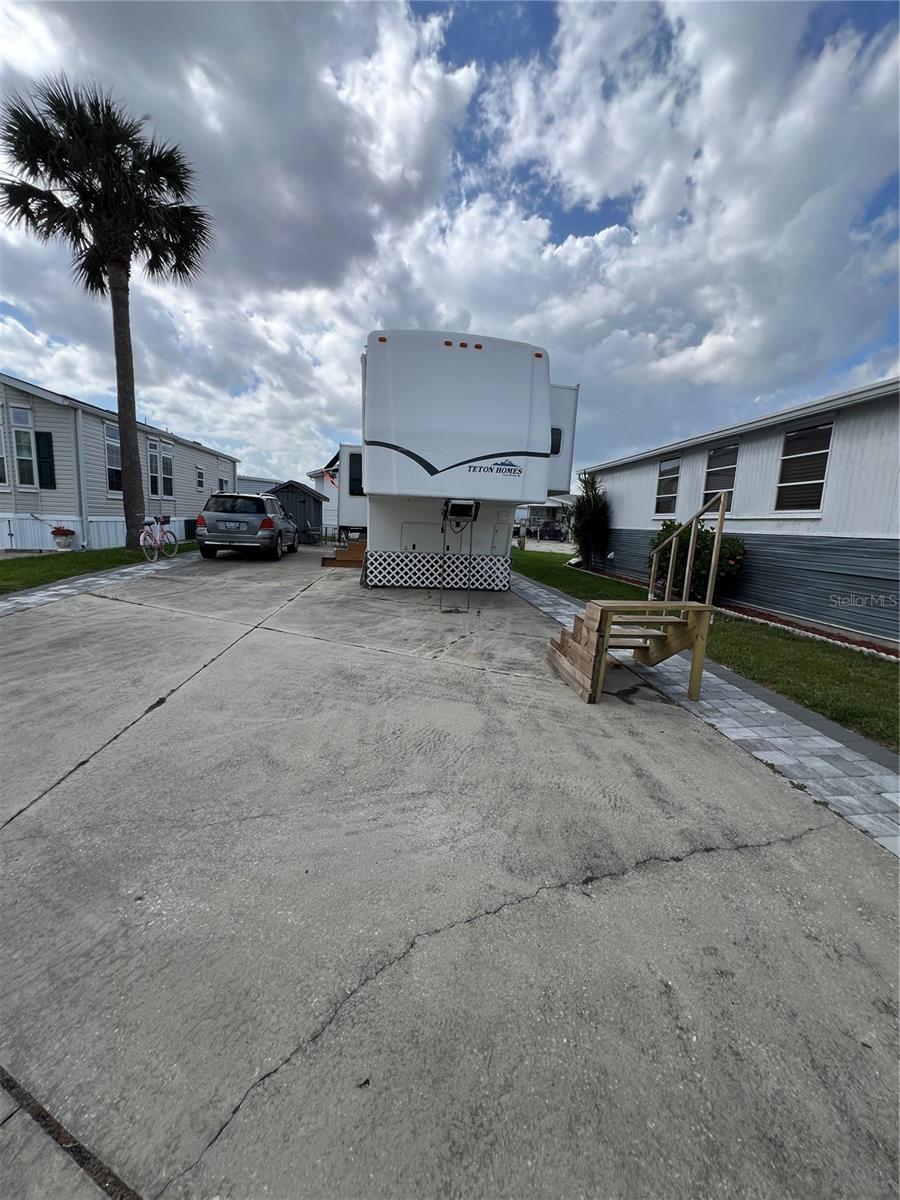 ~Ancient Oaks~ 55+ Community. 2003 Teton RV 5th wheel/ 3 slides- Furnished. 6 new tires. Solid oak cabinets. New pavers on both sides of the lot. Shed w/electric. Bring the boat and lets go fishing!