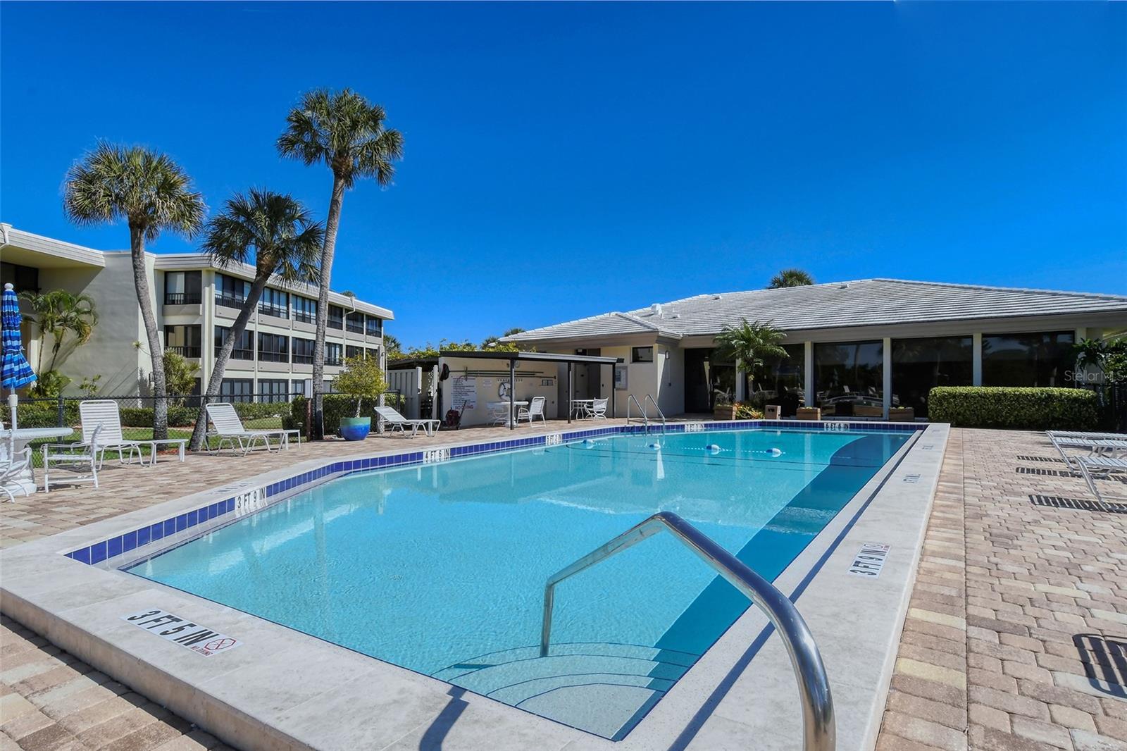 WHISPERING SANDS - Residential