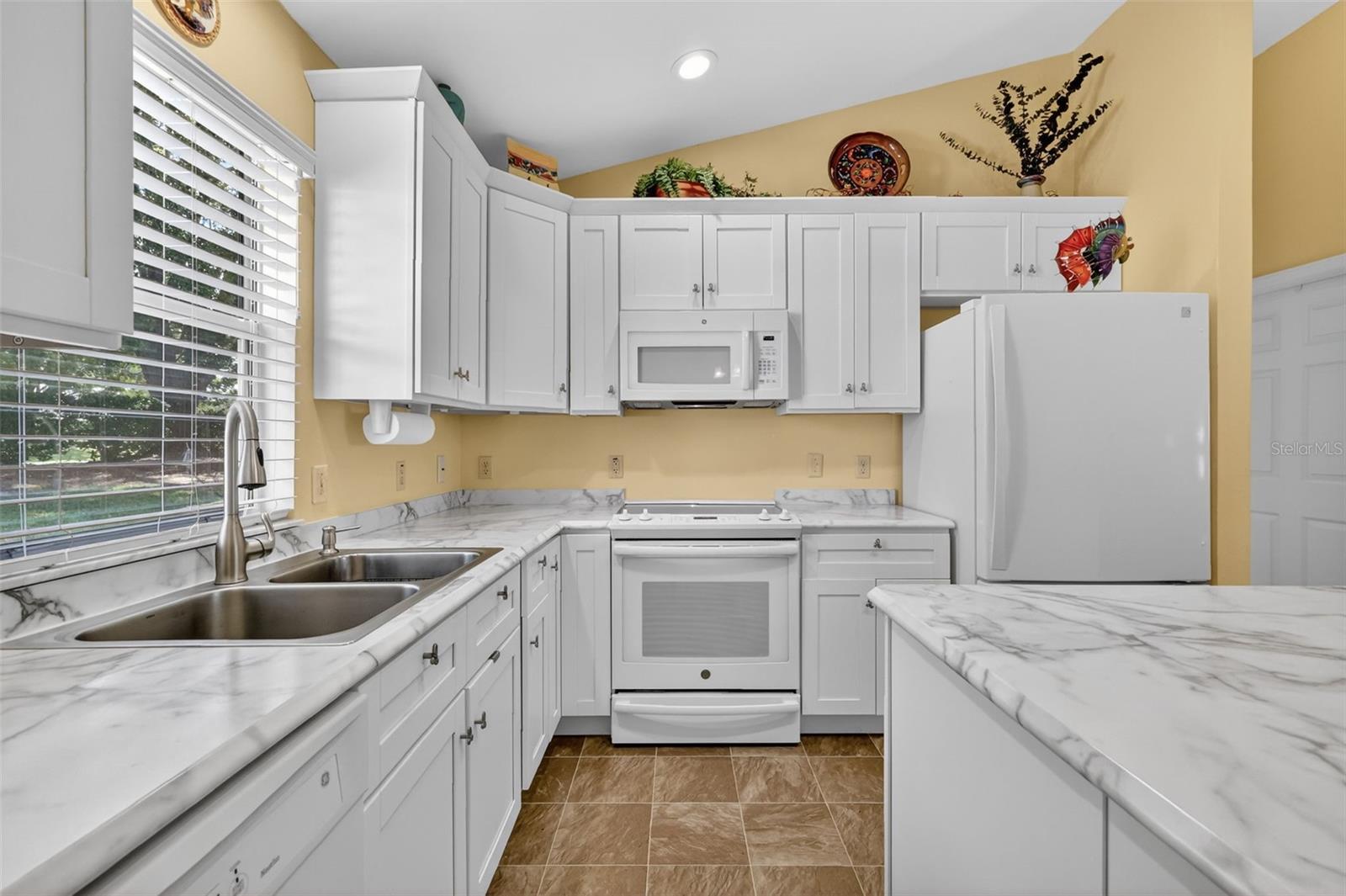 923 CAMINO DEL REY DRIVE