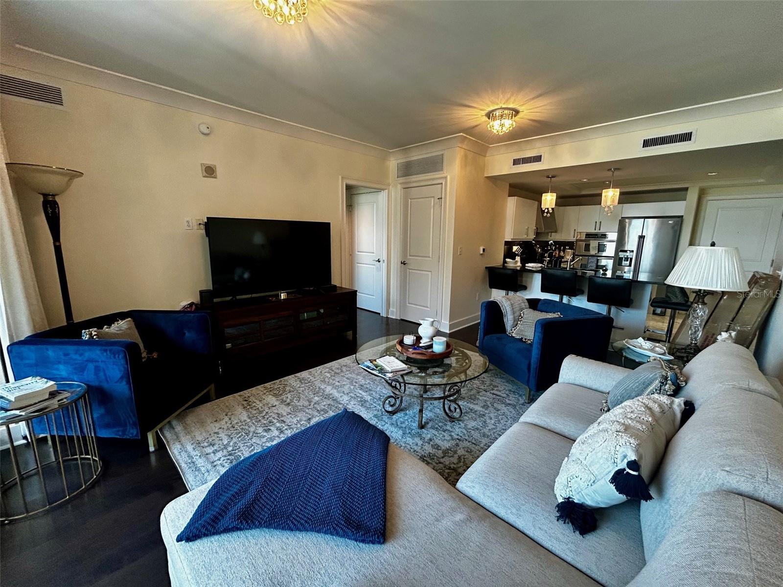 1350 MAIN RESIDENTIAL - Residential Lease