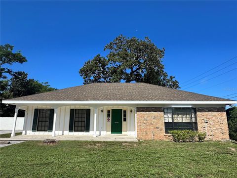 Photo of 820 E Orange Ave, Eustis, FL 32726 (MLS # O6337087)