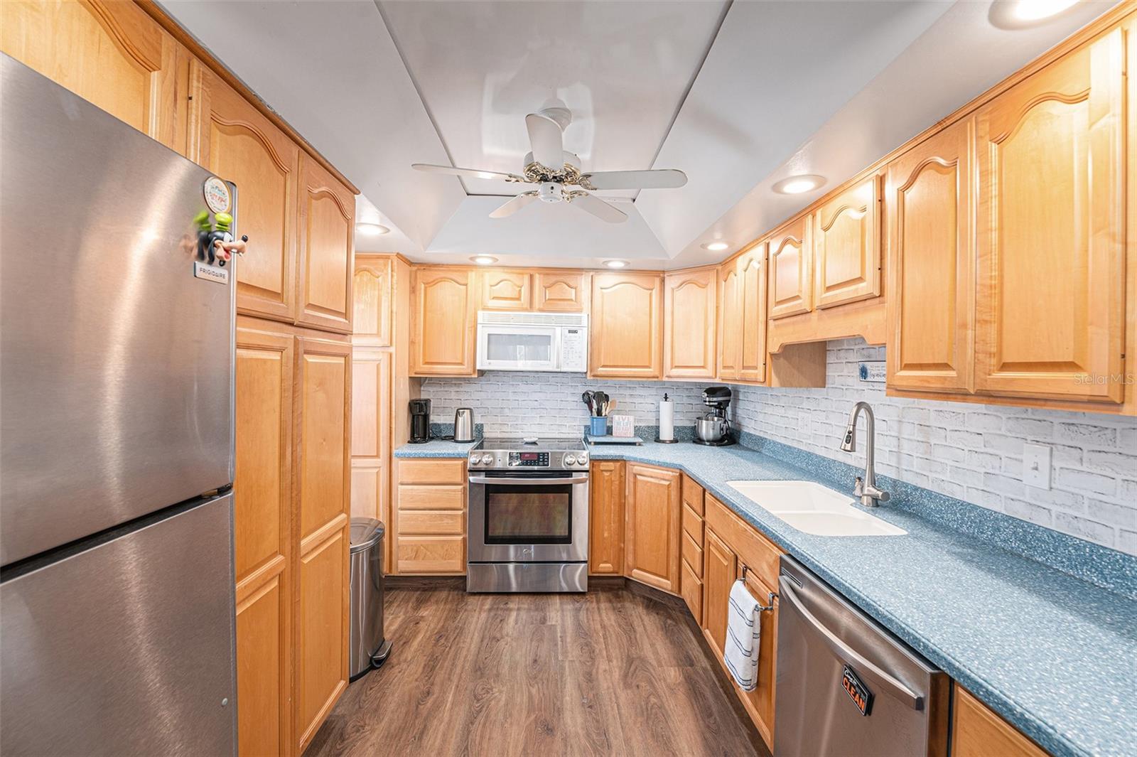 LAKE TARPON SAIL & TENNIS CLUB - Residential