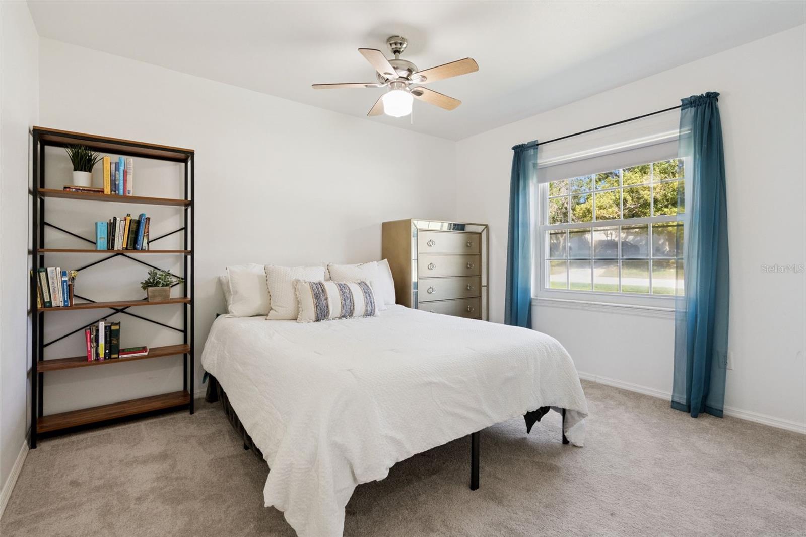 TWIN LAKES MANOR - Residential