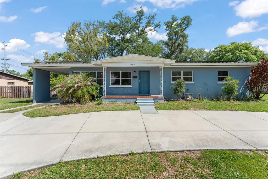 Photo of 715 W Beacon Road, Lakeland, FL 33803 (MLS # O6400778)