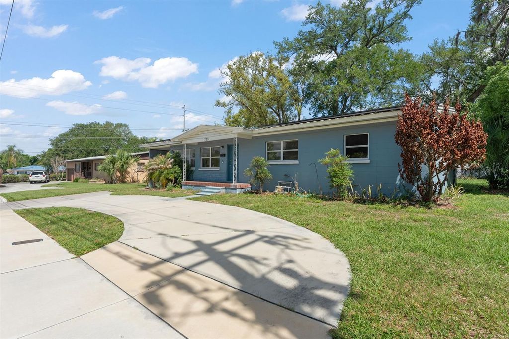 Photo of 715 W Beacon Road, Lakeland, FL 33803 (MLS # O6400778)