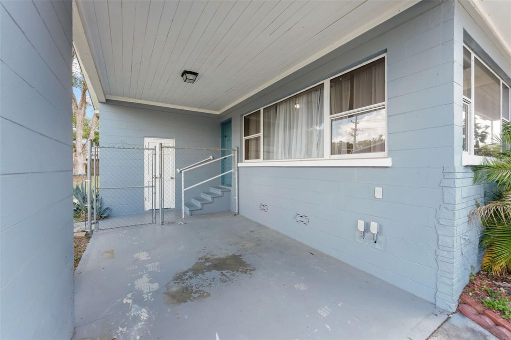 Photo of 715 W Beacon Road, Lakeland, FL 33803 (MLS # O6400778)