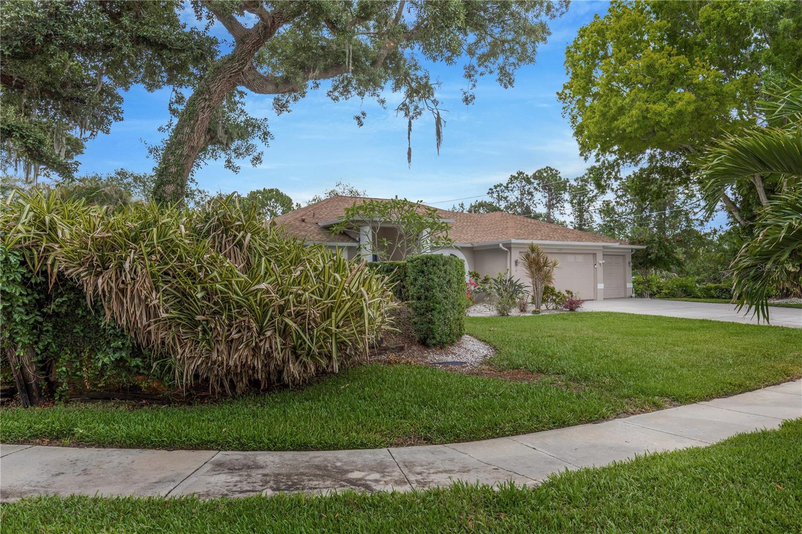 727 HIDDEN LAKE DRIVE