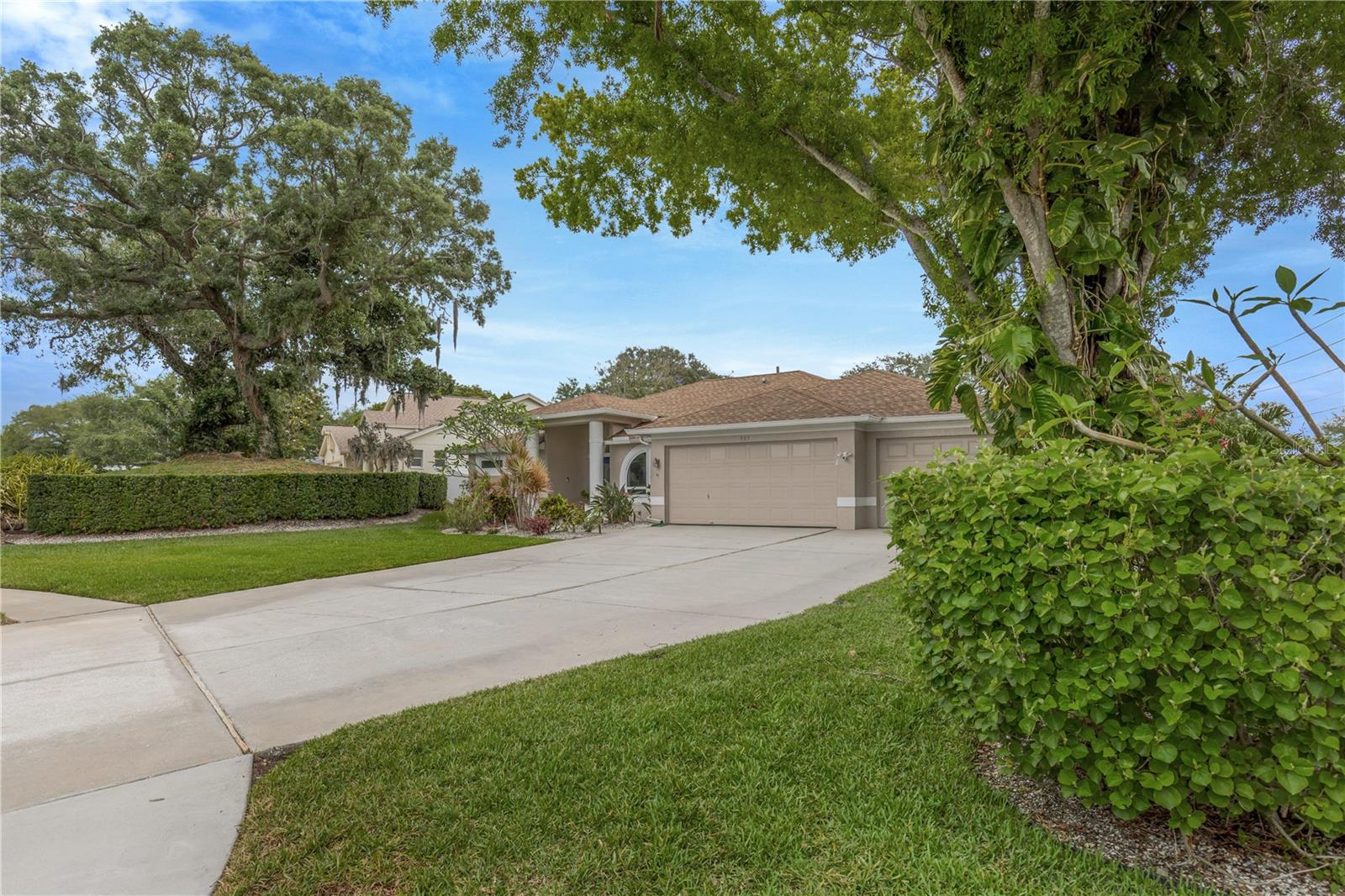 727 HIDDEN LAKE DRIVE