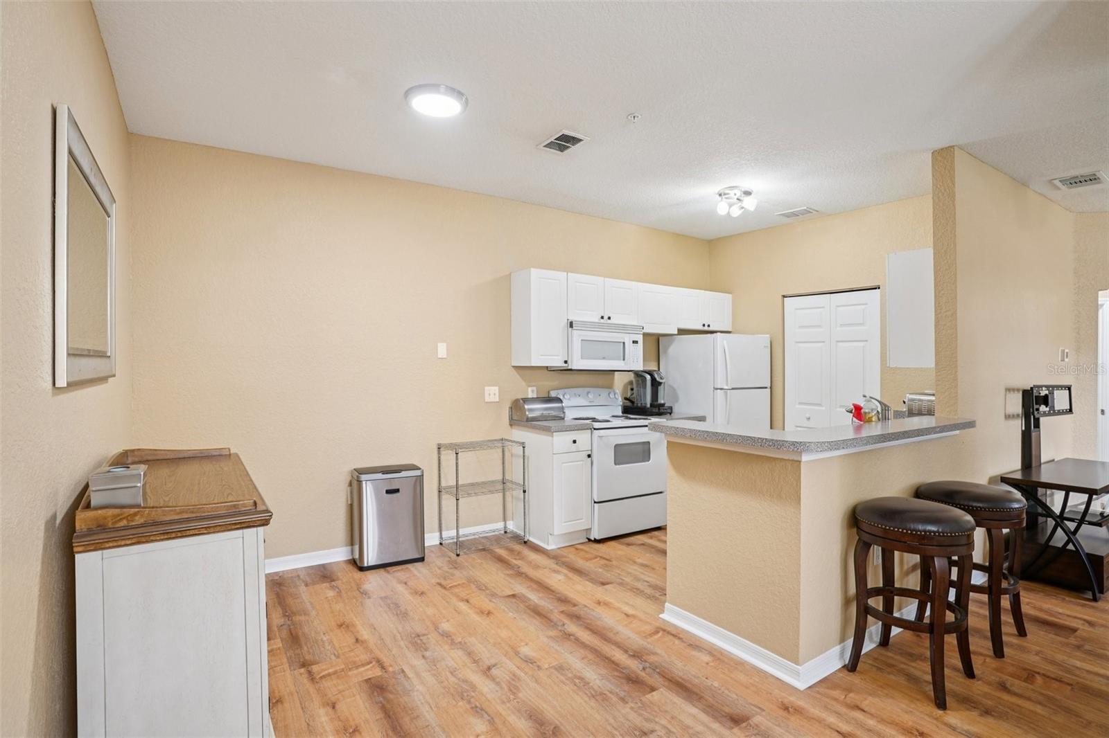 CRESCENT PLACE AT LAKE LOTUS CONDO - Residential