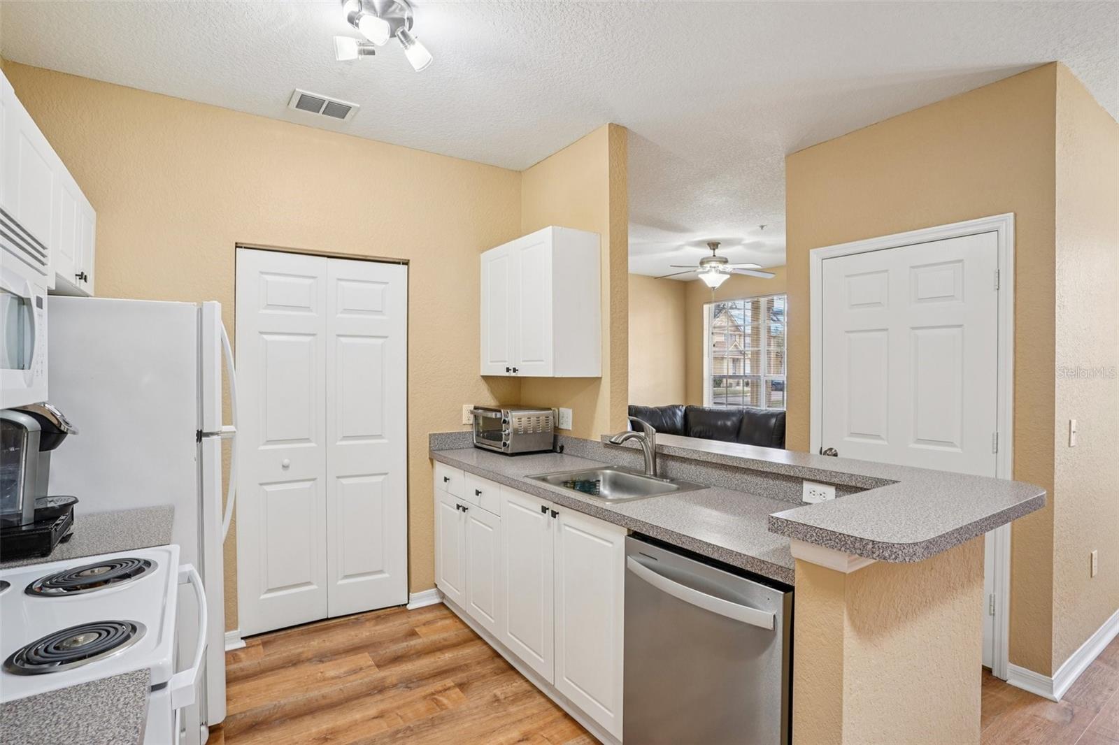 CRESCENT PLACE AT LAKE LOTUS CONDO - Residential