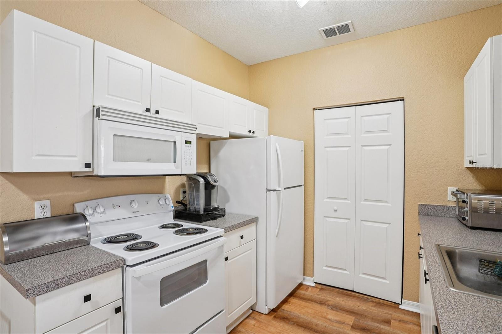 CRESCENT PLACE AT LAKE LOTUS CONDO - Residential