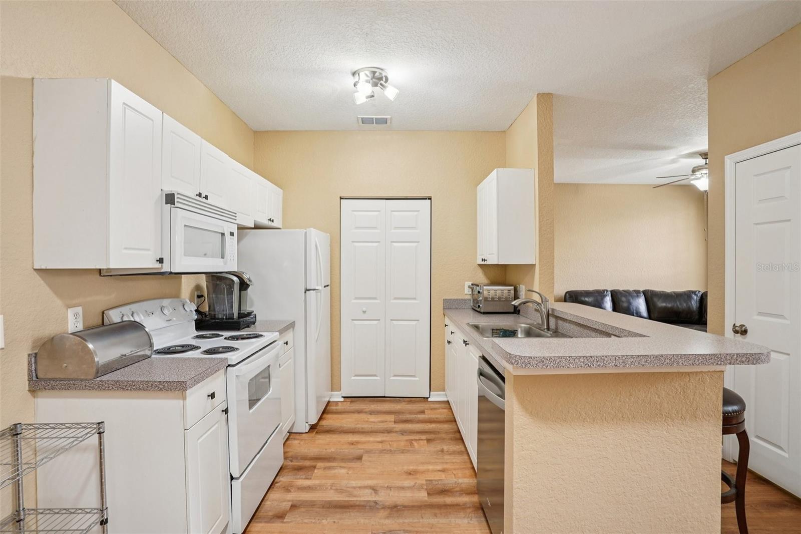 CRESCENT PLACE AT LAKE LOTUS CONDO - Residential