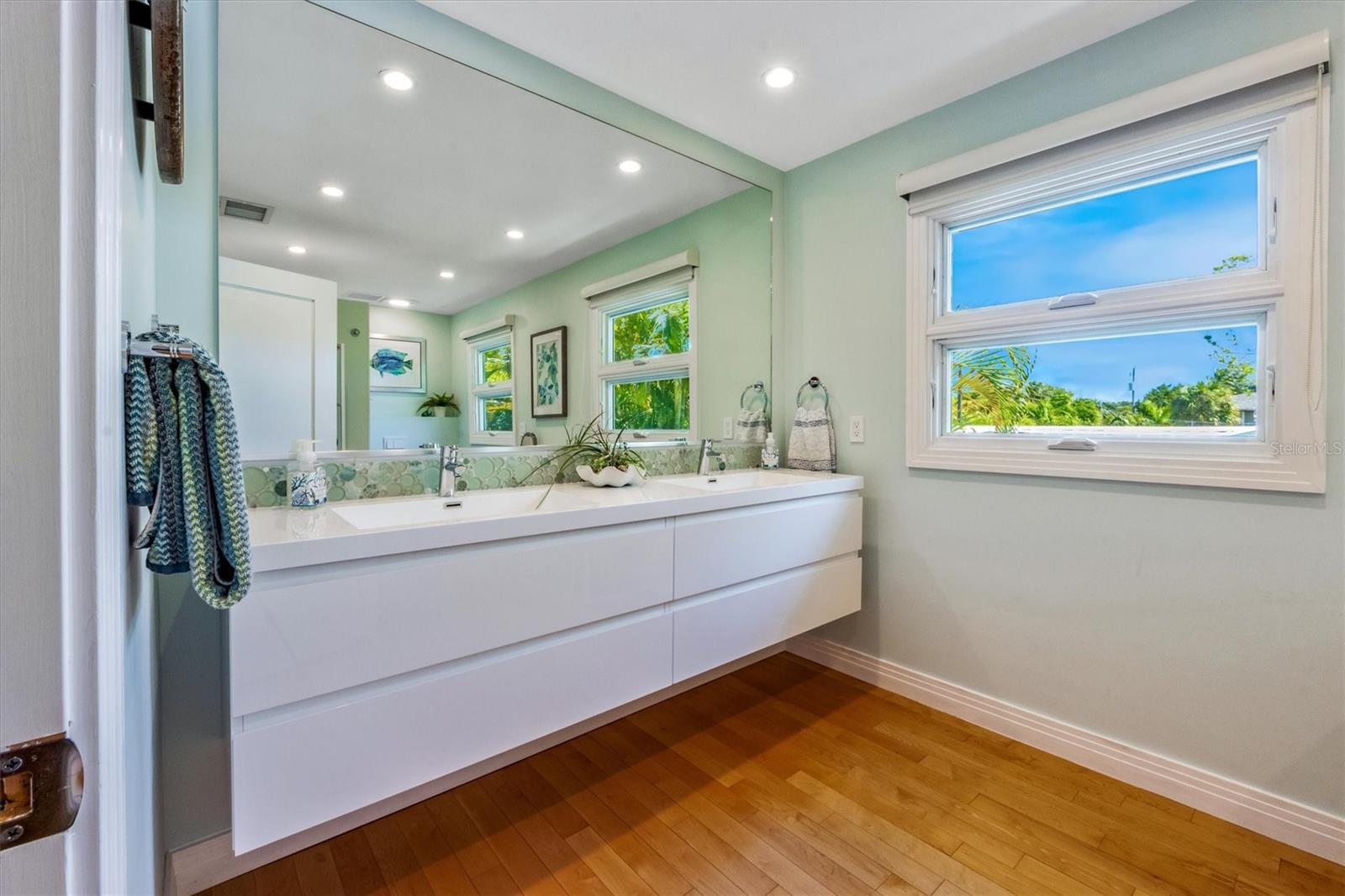 ISLAND CEDARS - Residential