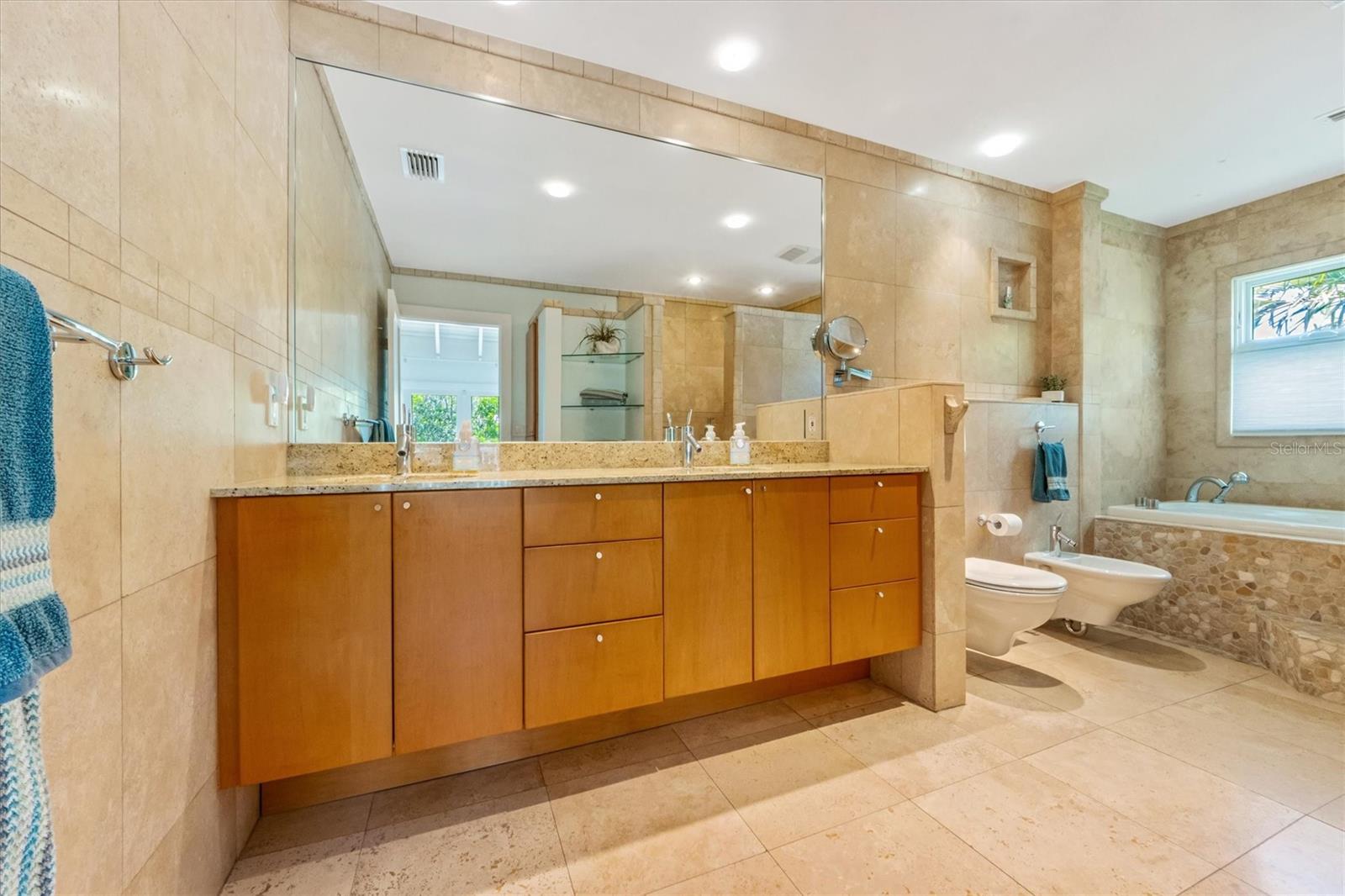 ISLAND CEDARS - Residential