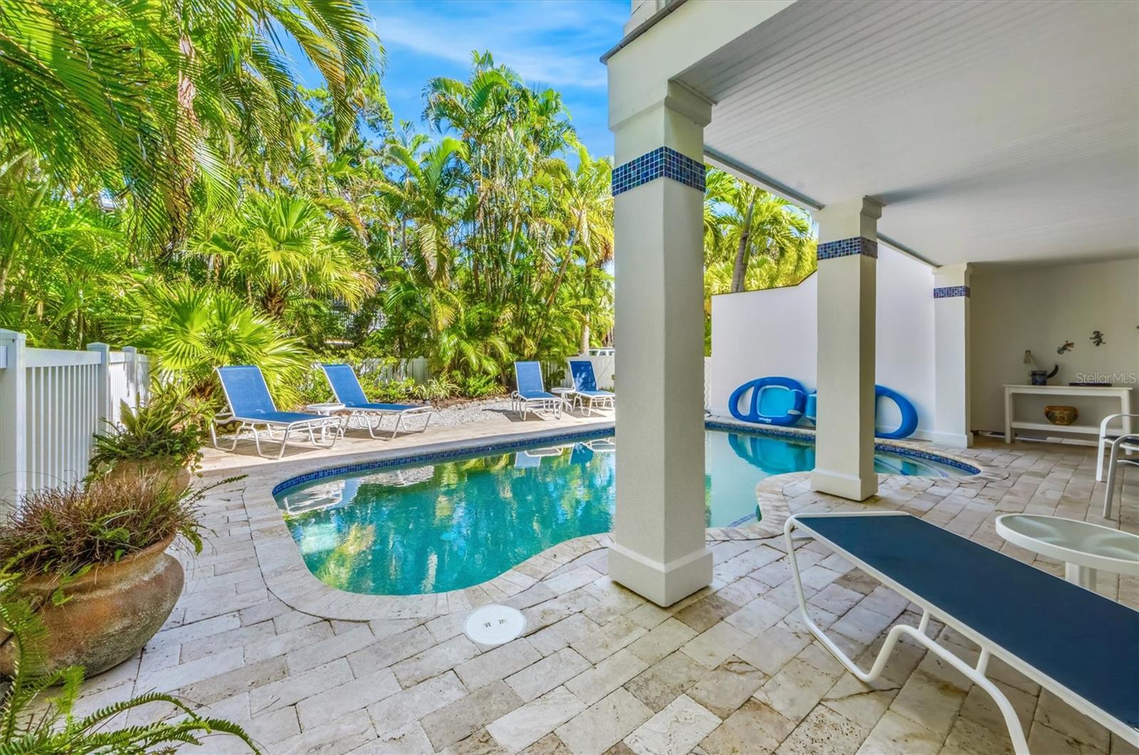 ISLAND CEDARS - Residential