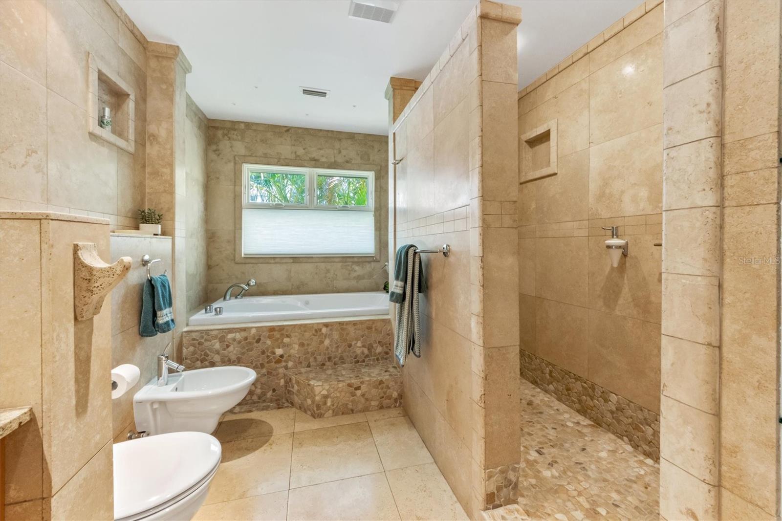 ISLAND CEDARS - Residential