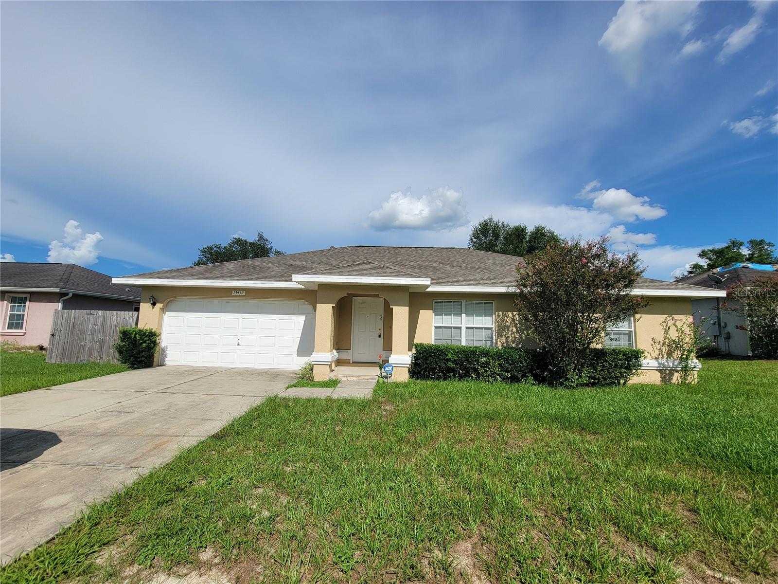 Move in ready. Roof replaced Nov 2022. Great open concept, 3 bedrooms, 2 baths with a den/bonus room, new flooring and new stainless steel appliances. Great split floor plan for plenty of privacy and guest bedroom with a connecting bath. Large fenced in yard. Centrally located. Close to schools, shopping and minutes from I75. No smoking-First, last and security deposit required.
