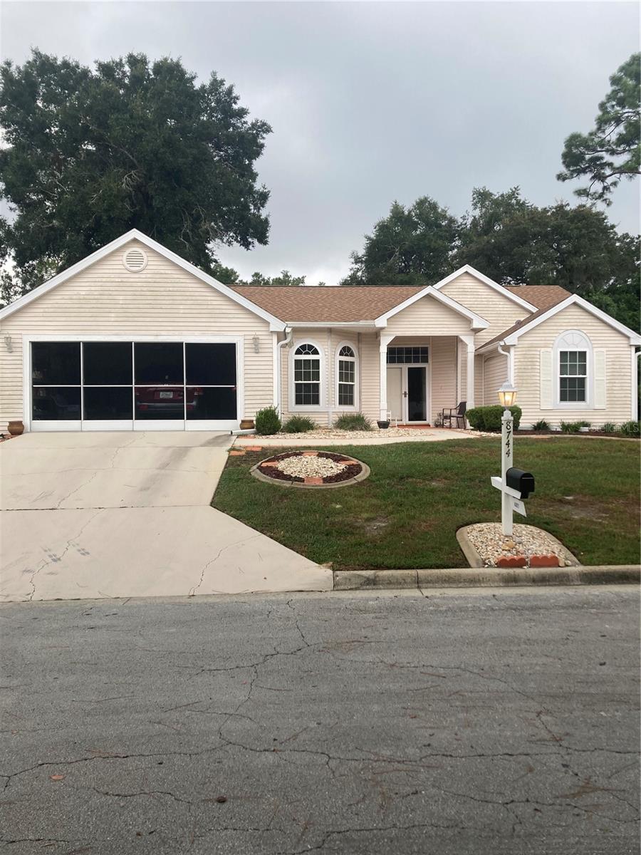 MOTIVATED SELLER -- BRING ALL OFFERS!! Desirable Lexington model in Oak Run. 3/2/2 split plan with NEW ROOF (May 2025 -- four months ago), new windows in 2022, engineered hardwood floors in living areas, lanai under heat and air with wet bar, and much more. Property includes all furniture and furnishings. Waiting to make new memories for its new owners!!