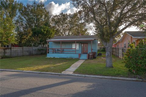 A home in LAKE WALES