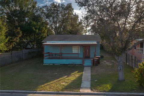 A home in LAKE WALES