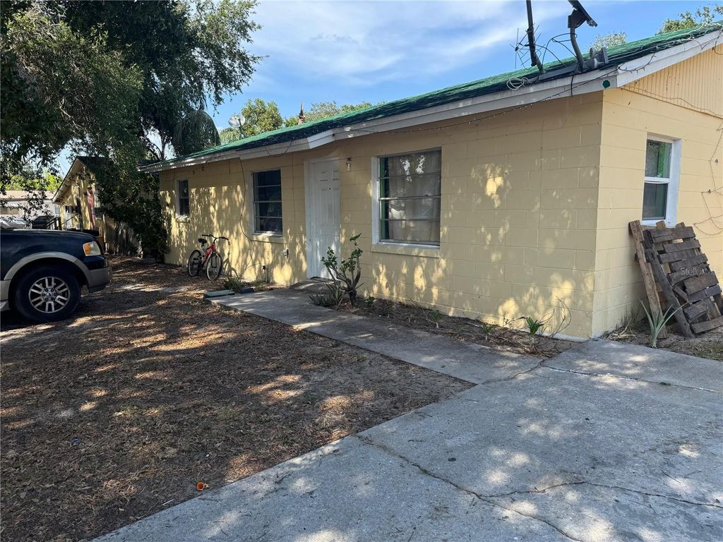 Photo of 98 Orange Park Boulevard, Lake Wales, FL 33898 (MLS # S5125782)