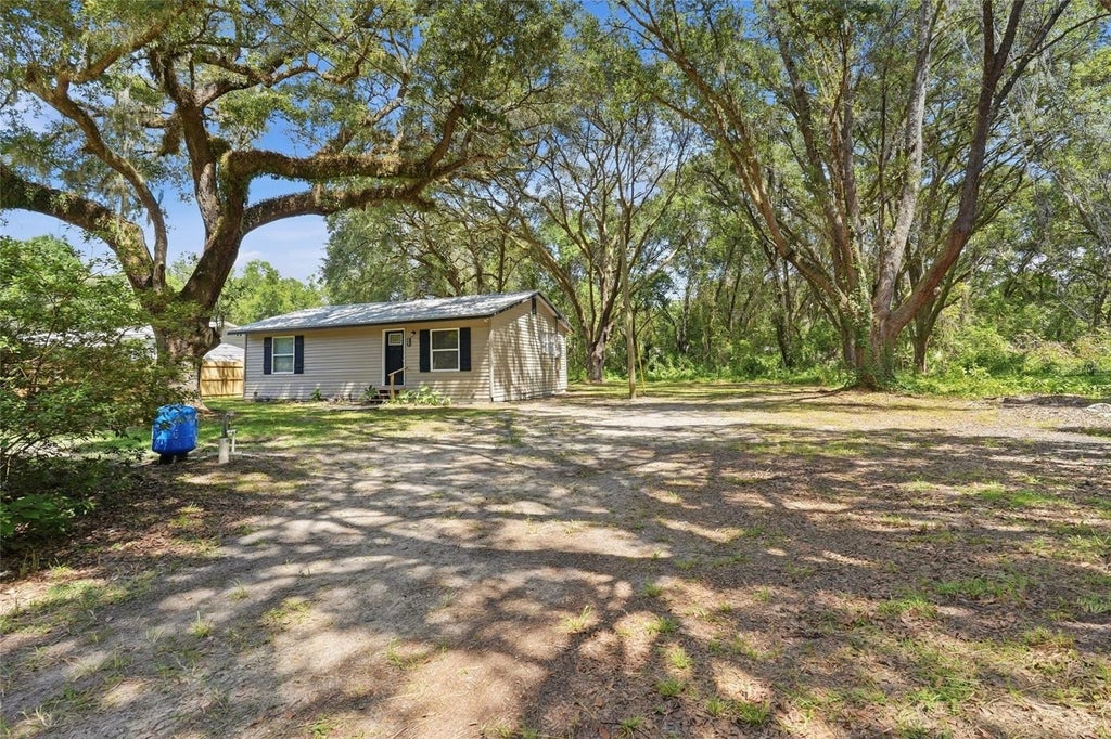 Photo of 924 Maltas Avenue, Interlachen, FL 32148 (MLS # GC543182)