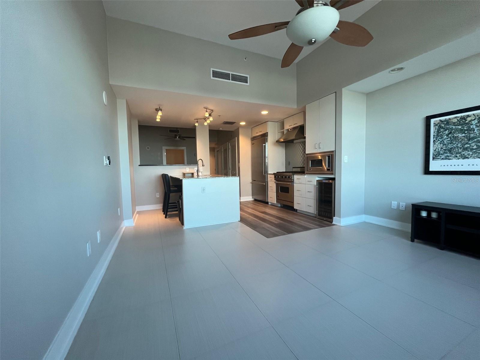 GRAND CENTRAL AT KENNEDY RESID - Residential Lease