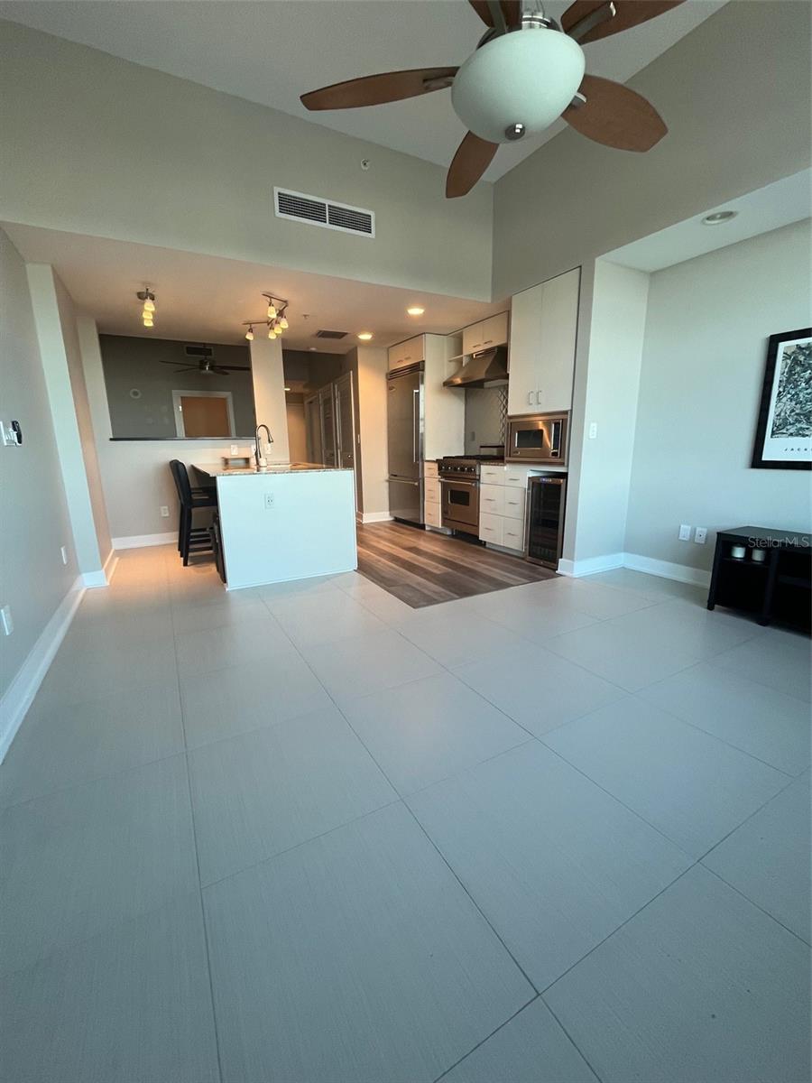 GRAND CENTRAL AT KENNEDY RESID - Residential Lease