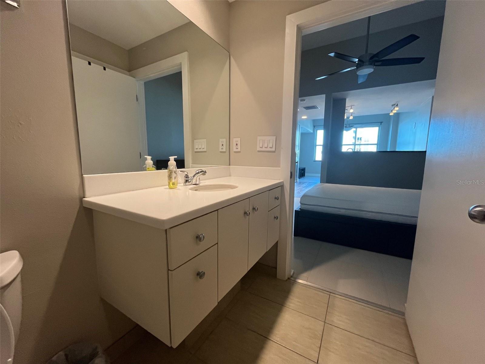 GRAND CENTRAL AT KENNEDY RESID - Residential Lease