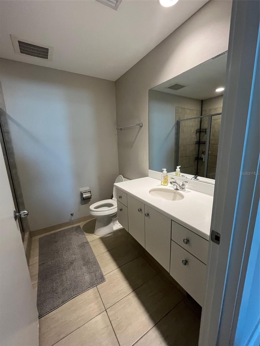 GRAND CENTRAL AT KENNEDY RESID - Residential Lease