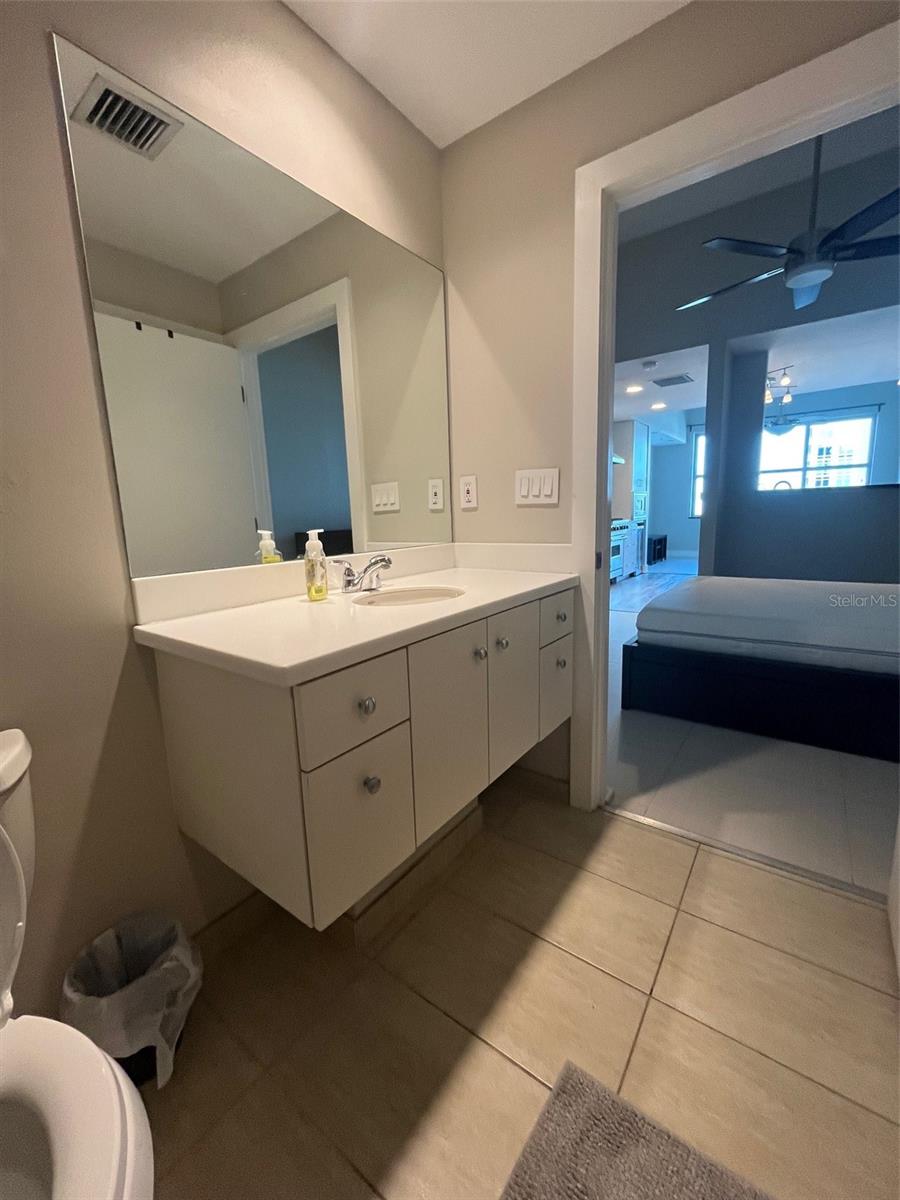 GRAND CENTRAL AT KENNEDY RESID - Residential Lease