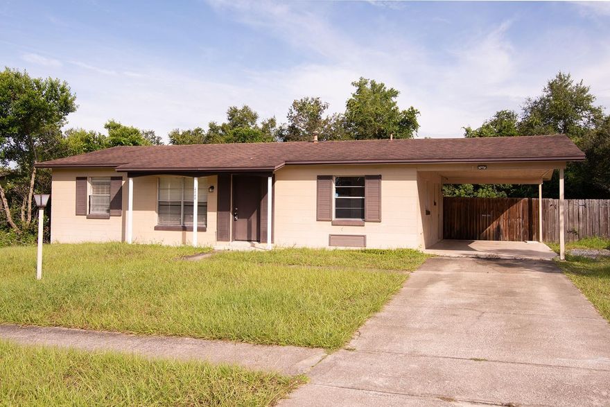 Very nice 3 beds/2 baths 1212 sq ft home.  No neighbors in back of the house. Third bedroom has a closet but could also be lanai or den.  VERY CLEAN!!   Perfect as first home or investment property.  New 2025 carpet and interior paint. There is a gas stove and gas hot water heater.  Exterior painted in 2016, new roof and exterior painted also 2016.  It has a large covered, connected 324 sq ft carport with side entrance into the kitchen via laundry room.  Interior laundry room is off kitchen and open enough area to become a pantry also.  Great location.  Walking distance to elementary school.  Off Howland Rd, close to I-4.  Easy access to shopping, restaurants and gas stations.  May be under audio visual surveillance.