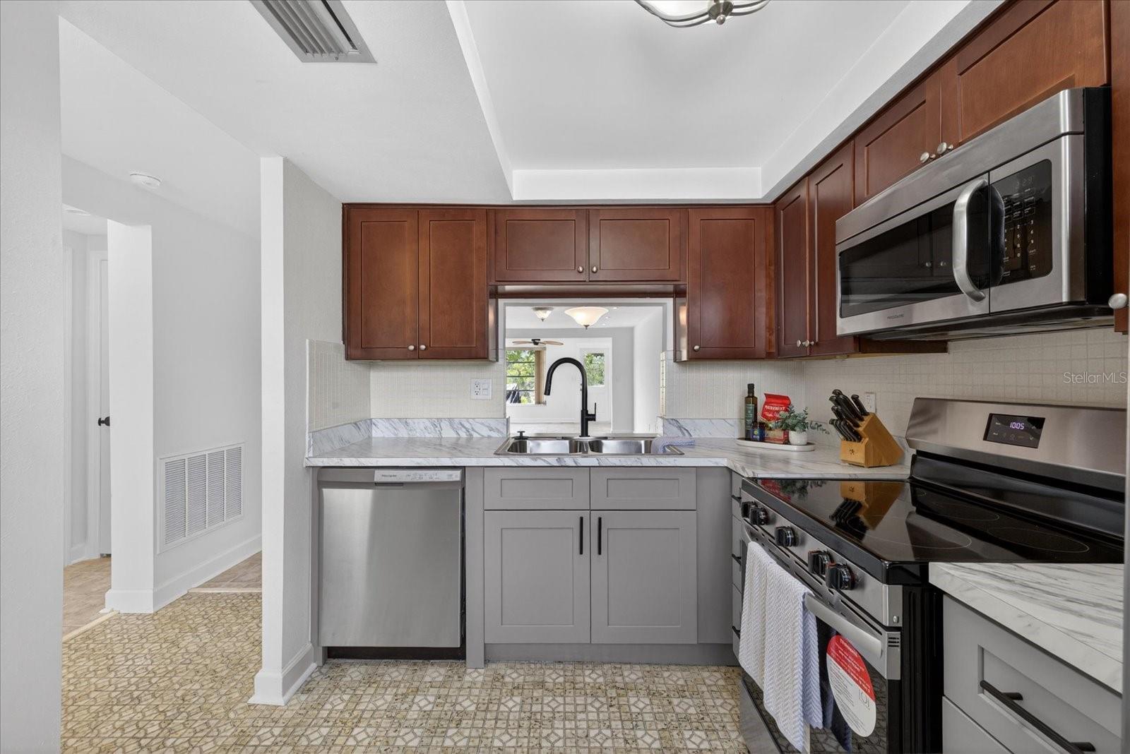 GARDENS BEACON SQUARE CONDO 4A - Residential