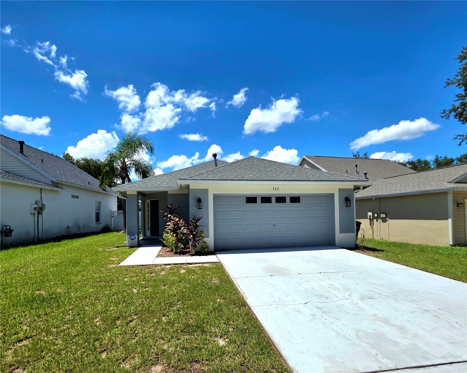 Beautiful 3 Bedroom 2 Bathroom located in the desirable community of Somerset. This spacious home boasts vaulted ceilings and Tile through out main living area. Short distance from shopping, restaurants, and grocery stores.