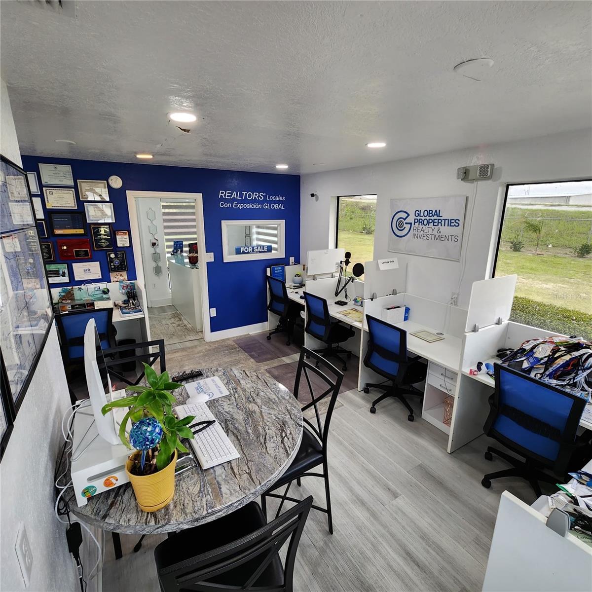 OAKRIDGE - Commercial Sale